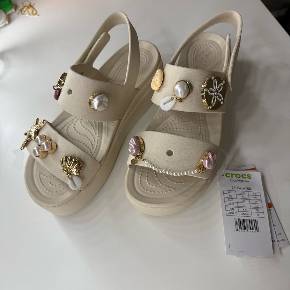 CROCS Brooklyn 4U Low Wedge 6